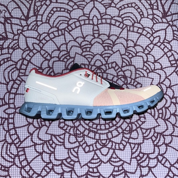 Size 11 OnClouds/OnRunning - Picture 6 of 7